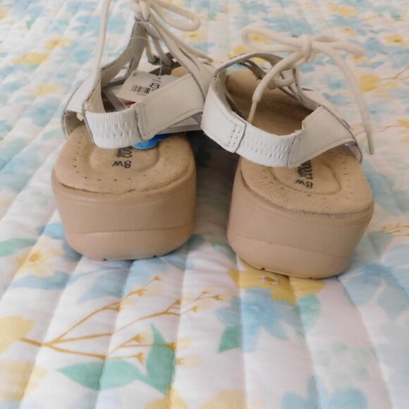 Cobbie Cuddlers White Sandals Size 8 Wide Leather Adjustable Comfort - Picture 4 of 8